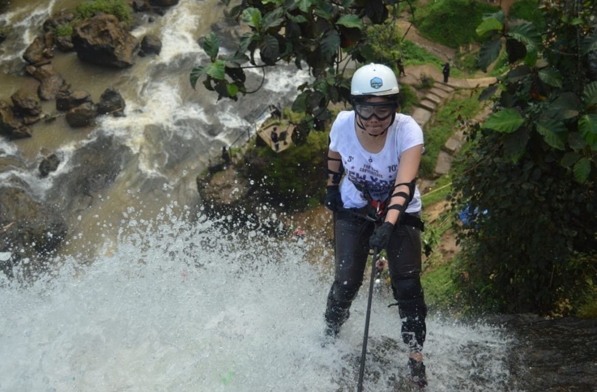 Canyonering di Curug Cikondang Pacu Adrenalin
