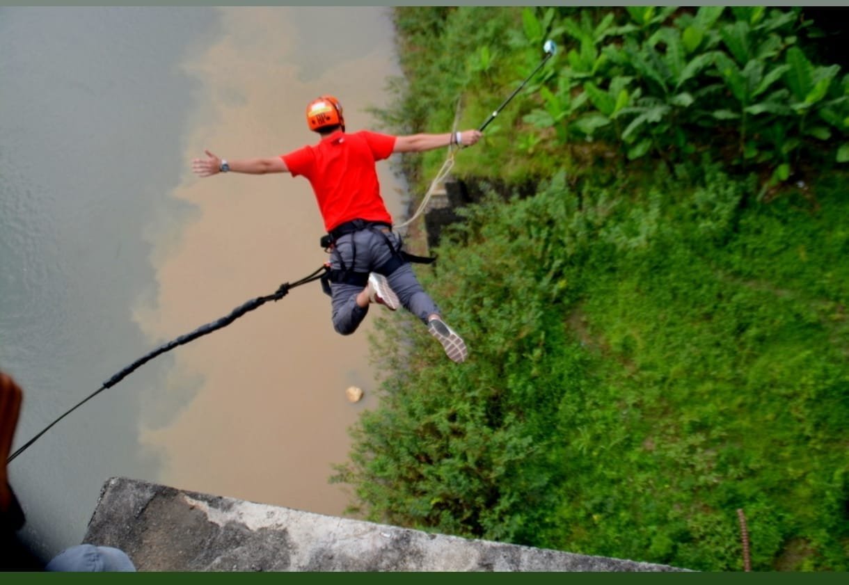 Rope Jump di Atas Sungai Citarum yang Memacu Jantung!