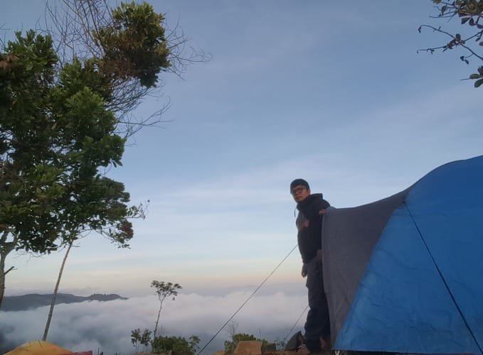 Gunung Karuhun, Negeri di Atas Awan yang Menyimpan Sejarah dan Keindahan Alam