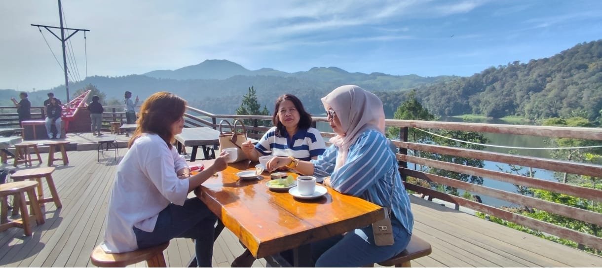 Mengarungi Keindahan Alam di Pelukan Gunung Di Balik Kabut Ciwidey