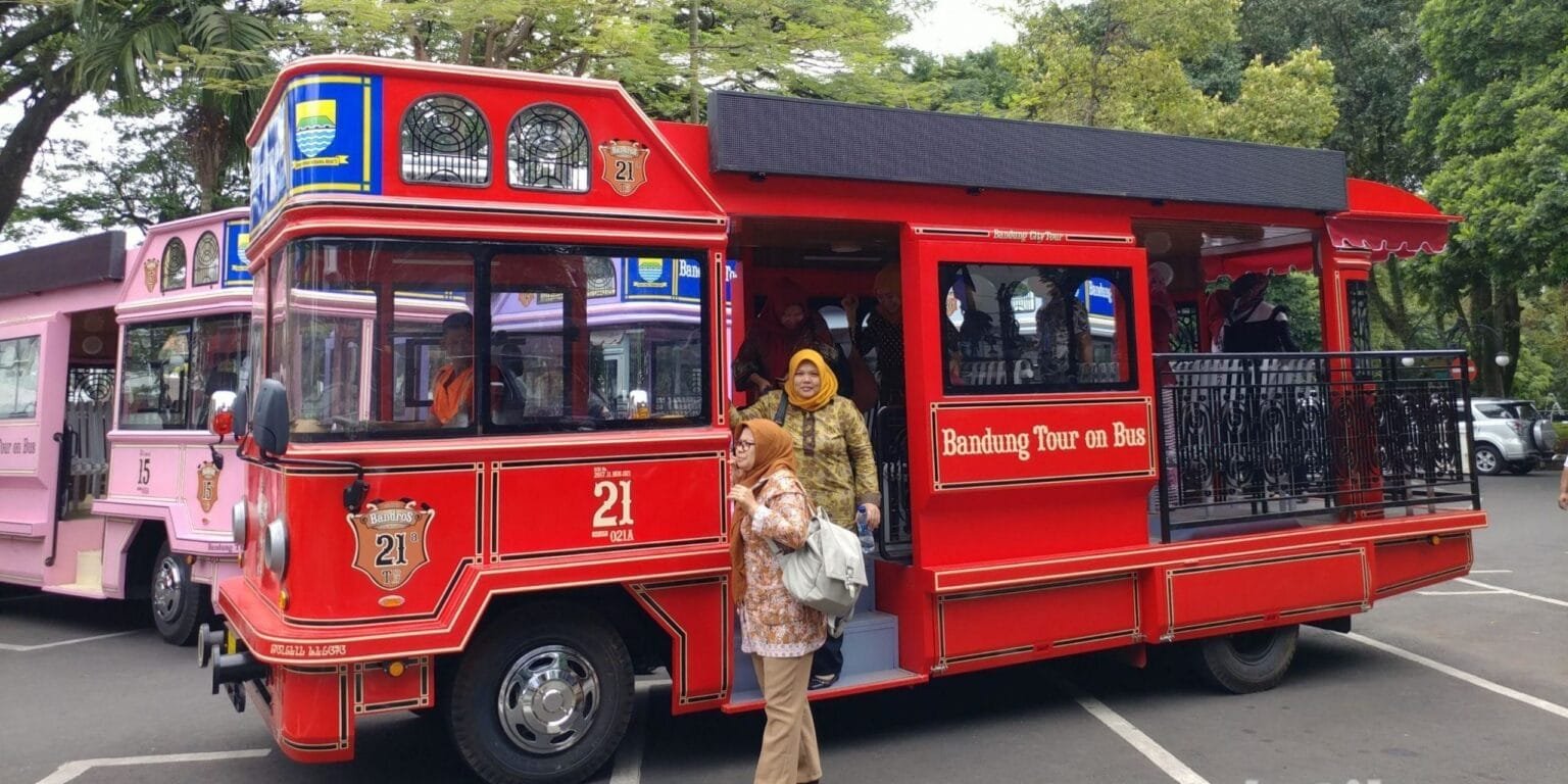 Wisata Bus Bandros Wajib Dicoba Jika Berkunjung ke Bandung