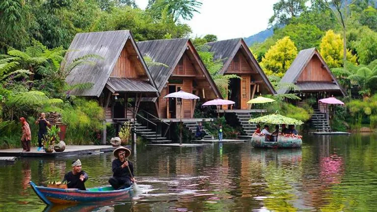 Mengunjungi Wisata Dusun Bambu Lembang yang Asri dan Alami