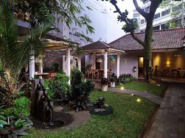 Berkunjung ke Dakken Restaurant yang Bernuansa Vintage Alami