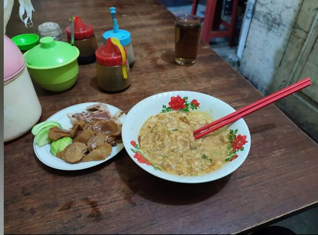 Bubur Sukabumi di Cianjur, Hangatkan Tubuh dengan Rasa Autentik dan Keunikan yang Tak Terbantahkan