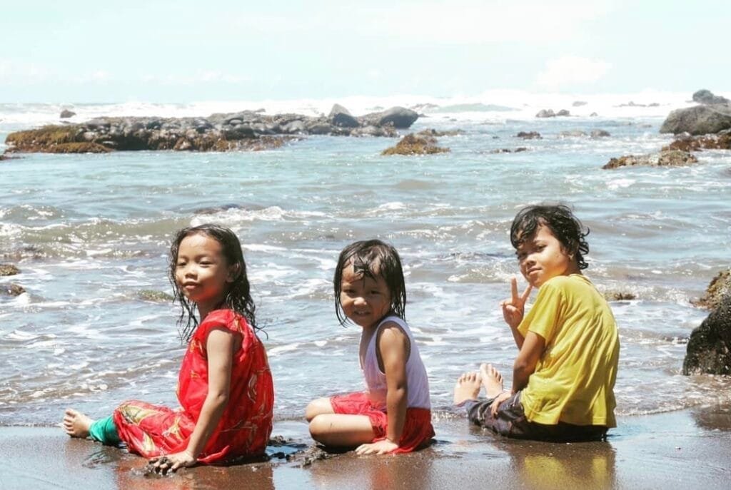 “Menyusuri Jejak Mistis Prabu Siliwangi di Pantai Batu Kukumbung Cianjur,Pesona Alam, Mitos, dan Seafood Segar!”
