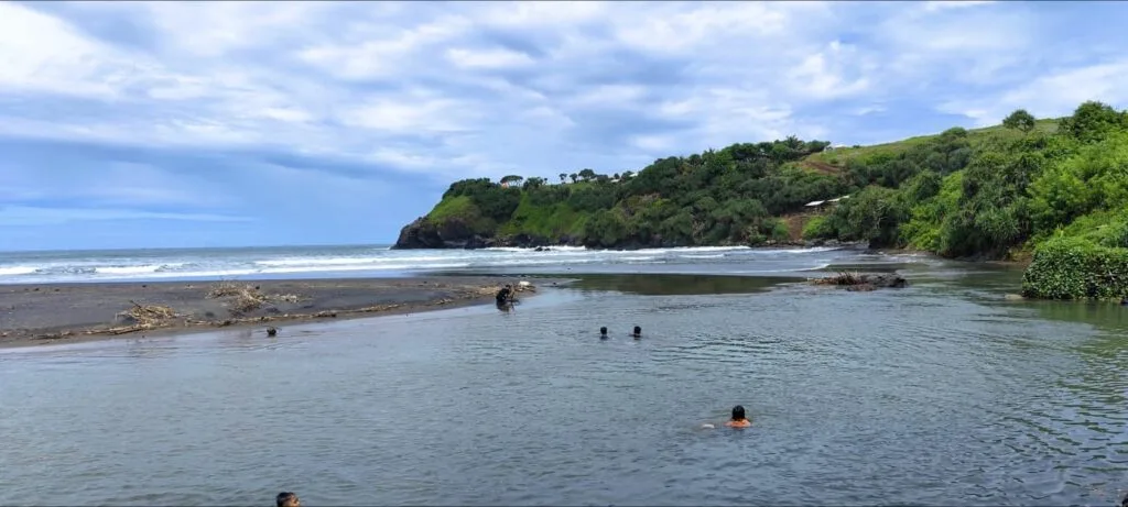 Pantai Cikaso Tempat mandi Ramah Anak