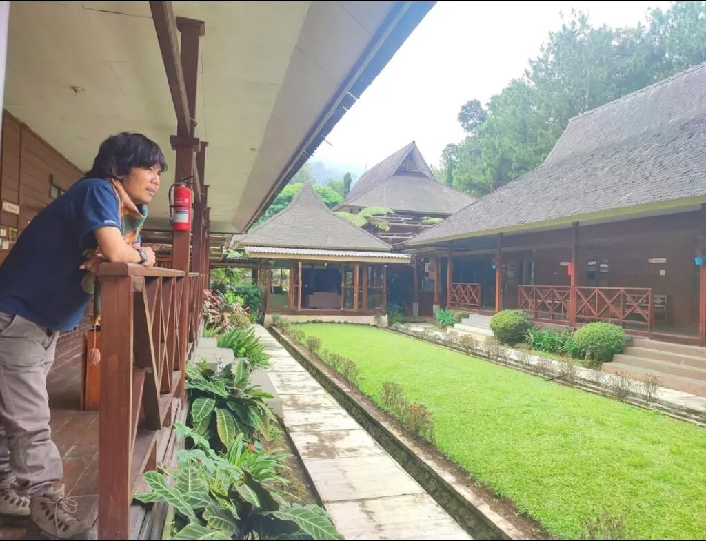 “Escape ke Alam Ciwidey: Nginep di Resort Kayu dengan Kolam Air Panas, BBQ Party, & Dekat ke Kawah Putih!”