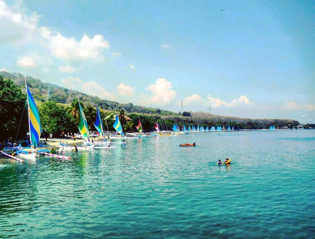 Pantai Pasir Putih Situbondo Jawa Timur Favorit Wisatawan