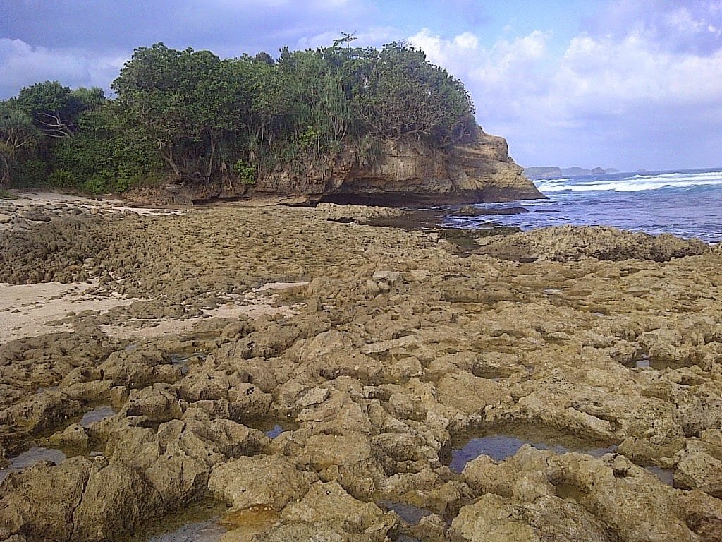 Liburan ke Jatim? Pantai Joggring Saloko Tidak Boleh Terlewat