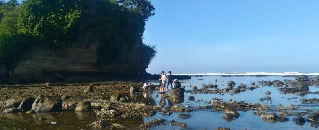 Vibes Tenang & Instagenic: Main ke Pantai Cidora, Hidden Gem di Garut!