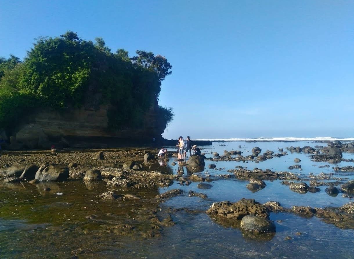 Vibes Tenang & Instagenic: Main ke Pantai Cidora, Hidden Gem di Garut!