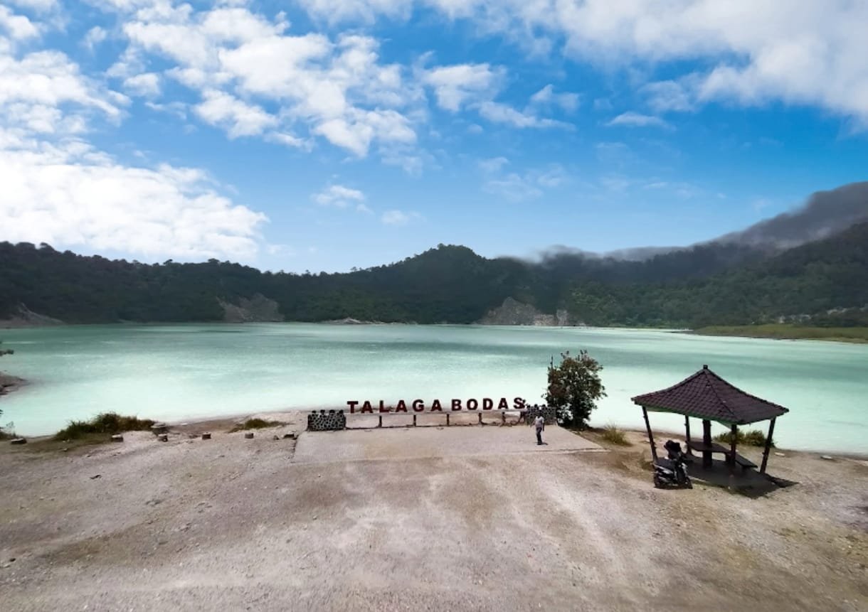 Kawah Talaga Bodas Garut: Keindahan Alam di Tengah Gunung