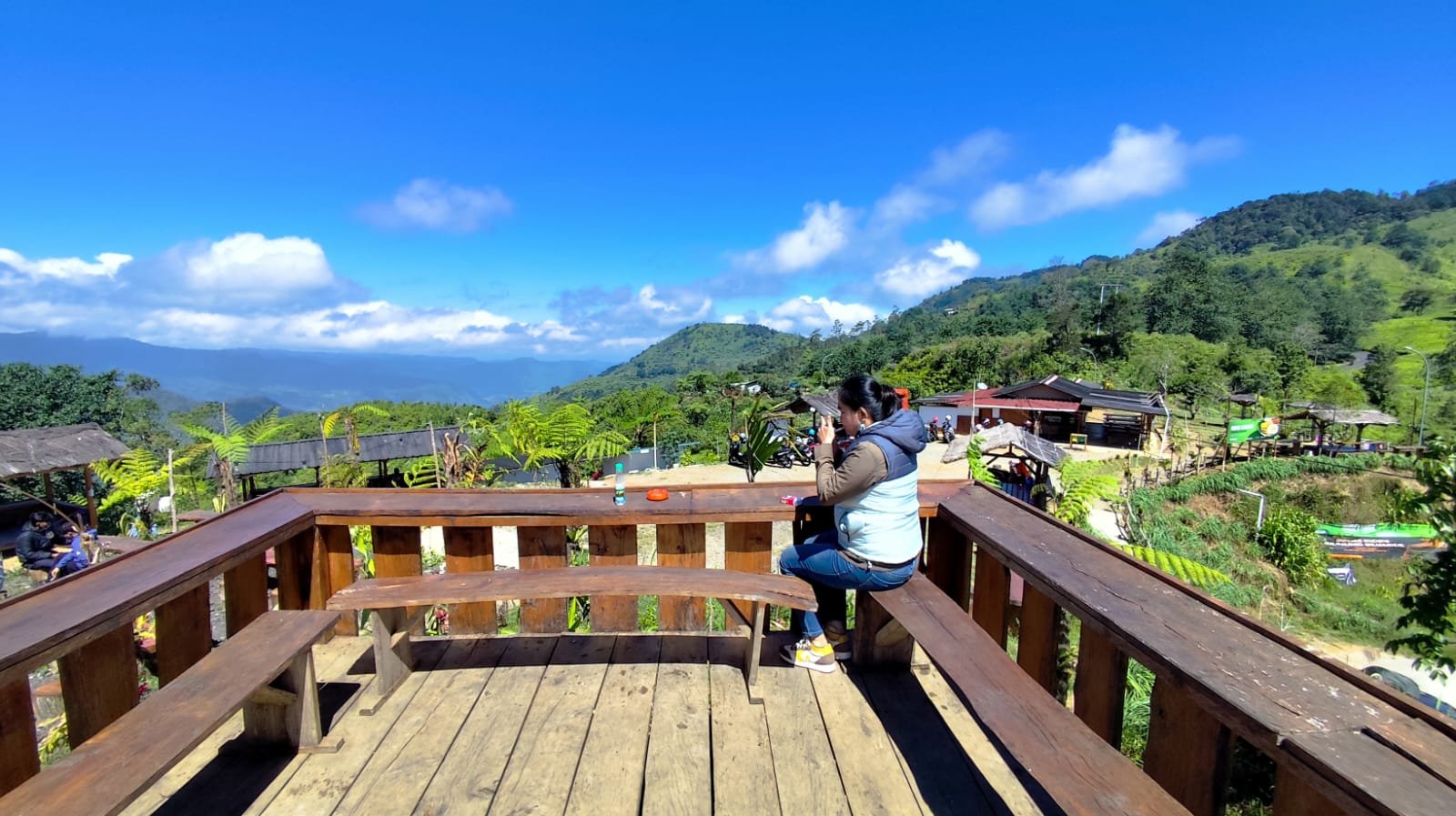 Cafe dan Nasi Liwet Gunung Sumbul, Hidden Gem Ciwidey dengan Pemandangan Negeri di Atas Awan