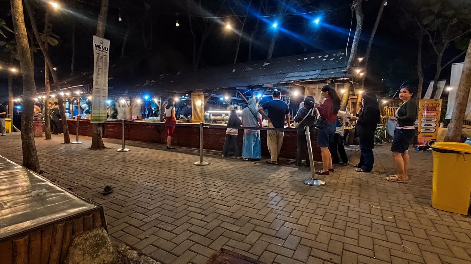 Warung Tuang Karawang, Sensasi Makan di Pinggir Sawah dengan Harga Bersahabat